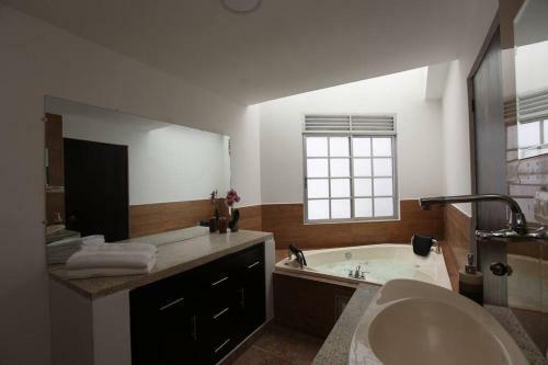 Cozy 4 Bedroom Home With Jacuzzi And Outside Deck