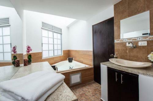 Cozy 4 Bedroom Home With Jacuzzi And Outside Deck