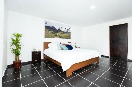 Cozy 4 Bedroom Home With Jacuzzi And Outside Deck