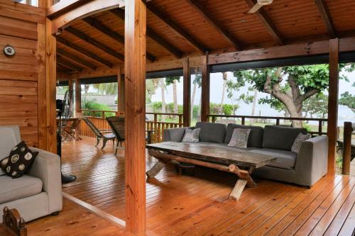 Chalet En Bois Sur La Plage De Sable Blanc