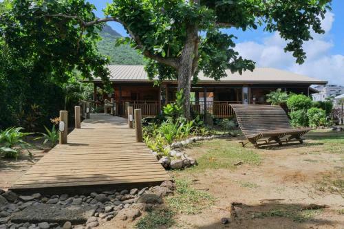 Chalet En Bois Sur La Plage De Sable Blanc
