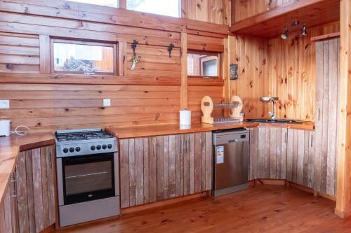 Chalet En Bois Sur La Plage De Sable Blanc