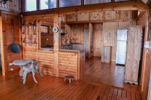 Chalet En Bois Sur La Plage De Sable Blanc