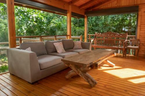 Chalet En Bois Sur La Plage De Sable Blanc