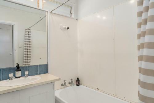 Kerer? Lodge - Two Mile Bay Holiday Home