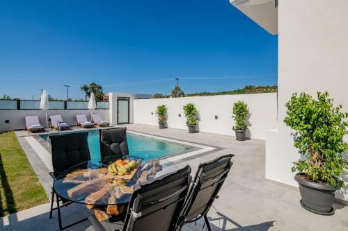 Eagle's Nest - Adjoining Villas!