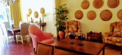 Hostal The Ambassador Suites
