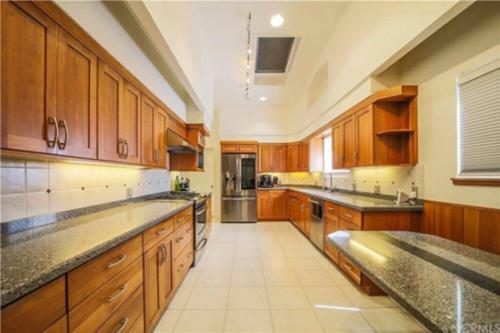 Luxury 5-bd W/ Great Views Near Downtown & Campus