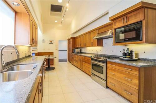 Luxury 5-bd W/ Great Views Near Downtown & Campus