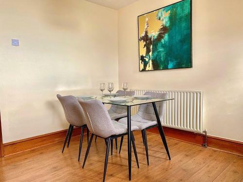 Cheerful 3 Bedroom Home With Free Parking