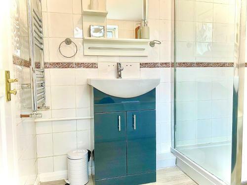 Cheerful 3 Bedroom Home With Free Parking