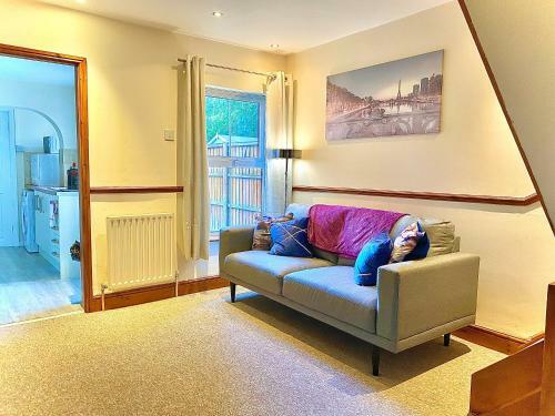 Cheerful 3 Bedroom Home With Free Parking