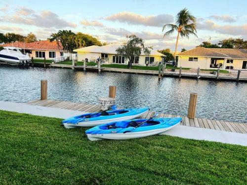 Lux Waterfront Villa/ 5 Min To Beach/ Pool / Boat/ Kayaks