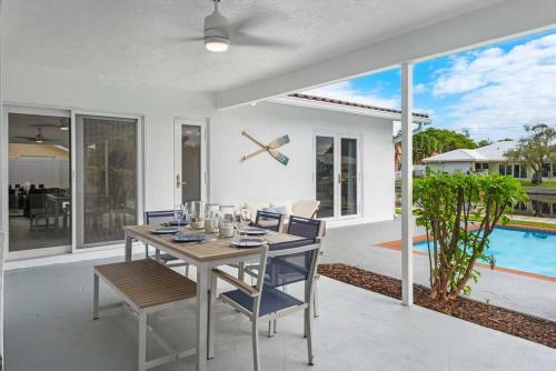 Lux Waterfront Villa/ 5 Min To Beach/ Pool / Boat/ Kayaks
