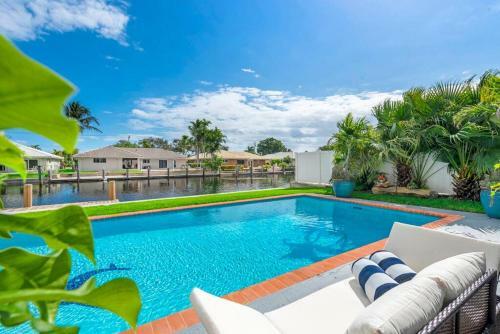Lux Waterfront Villa/ 5 Min To Beach/ Pool / Boat/ Kayaks