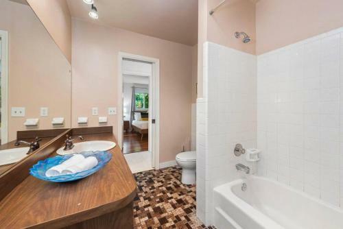 Lux Waterfront Villa/ 5 Min To Beach/ Pool / Boat/ Kayaks