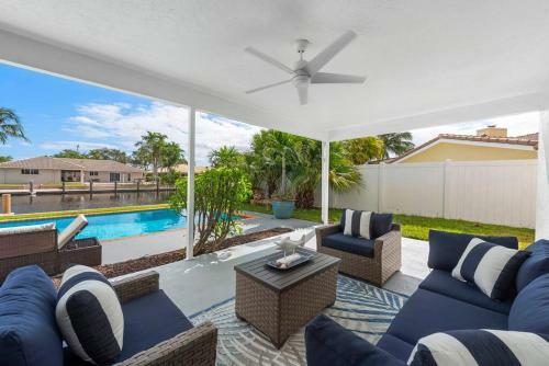 Lux Waterfront Villa/ 5 Min To Beach/ Pool / Boat/ Kayaks