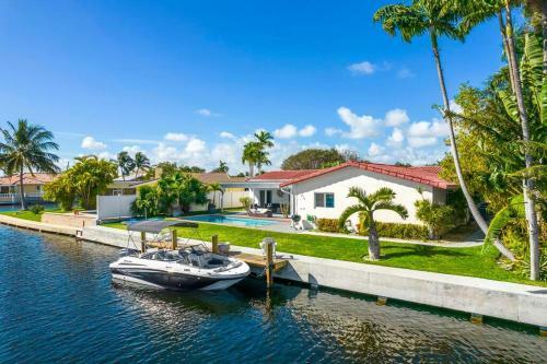 Lux Waterfront Villa/ 5 Min To Beach/ Pool / Boat/ Kayaks