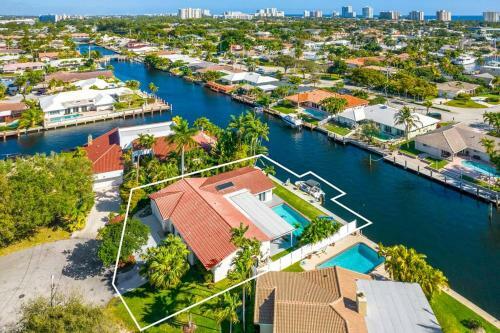 Lux Waterfront Villa/ 5 Min To Beach/ Pool / Boat/ Kayaks