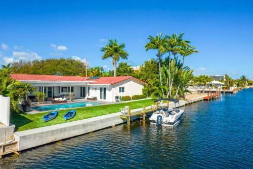 Lux Waterfront Villa/ 5 Min To Beach/ Pool / Boat/ Kayaks