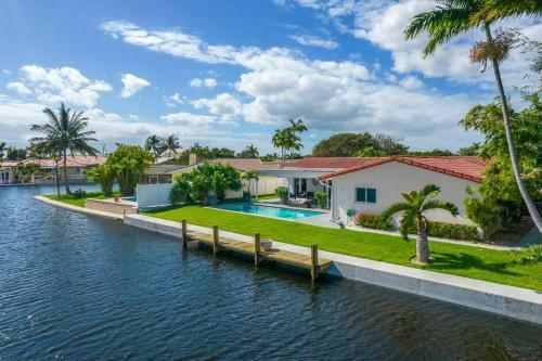 Lux Waterfront Villa/ 5 Min To Beach/ Pool / Boat/ Kayaks