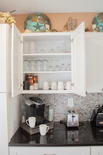 Stylish Intercoastal Blue Bungalow Close To Beach