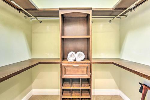 Sunny Sarasota Abode With Yard About 1 Mi To Dtwn!