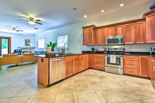 Sunny Sarasota Abode With Yard About 1 Mi To Dtwn!