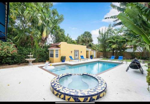 Historic Florida 4 Bedroom Home With Pool, Parking