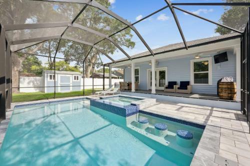 New Modern Bungalow With Pool Spa And Swimup Bar