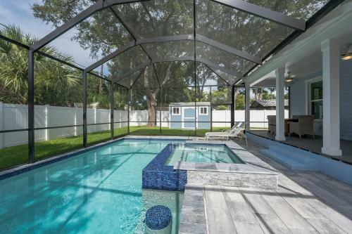 New Modern Bungalow With Pool Spa And Swimup Bar