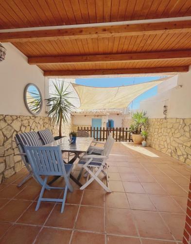 Casa De Pueblo Con Patio Amplio, Cerca De La Playa