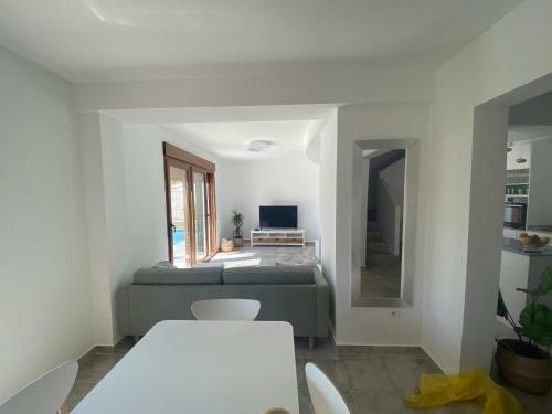 Gorgeous Newly Renovated Villa In Calpe
