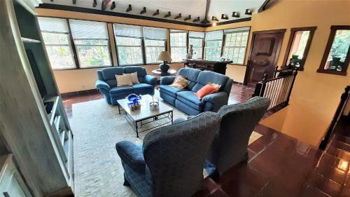 Linda Casa Colonial Em Meio A Natureza