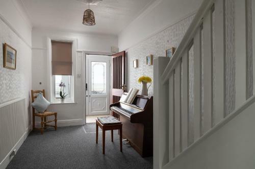 Beachcliffe House - Sea Front Property - Sleeps 10 - Pet Friendly