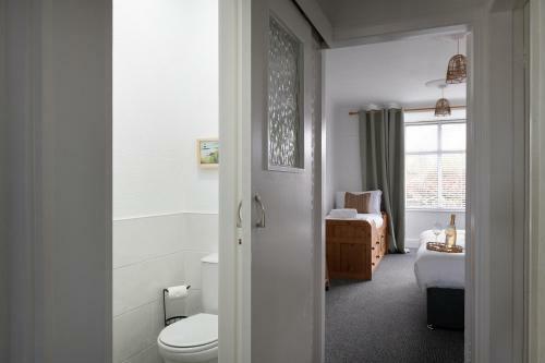 Beachcliffe House - Sea Front Property - Sleeps 10 - Pet Friendly