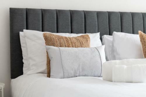 Beachcliffe House - Sea Front Property - Sleeps 10 - Pet Friendly