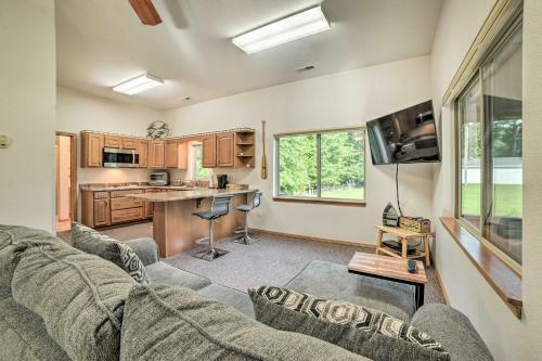 Captivating Kuttawa Retreat With Outdoor Dining