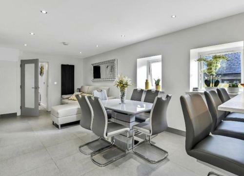 Villa No 8, Lawrence Hill