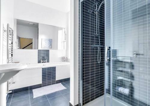 Villa No 8, Lawrence Hill