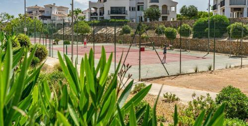 Lovely Apartment Overlooking Golf Course Lake - Ao21622