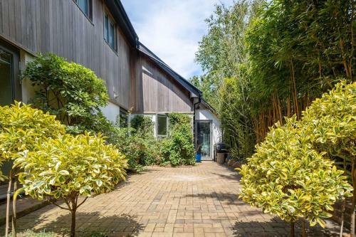 Stunning 5 Bed 3 Bath House Near The Sea!