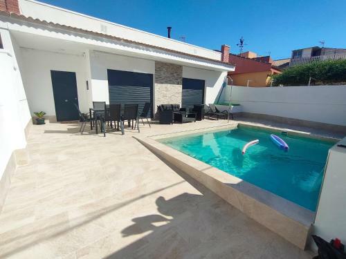 Villamolinos, Villa Con Piscina Privada.