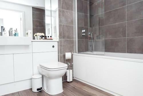 1-bed Apartment In Staines Parking And Balcony