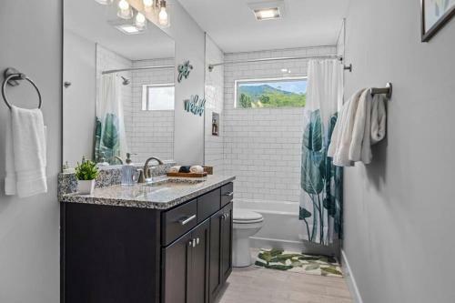 Black Mountain Cottage W/ Hot Tub!