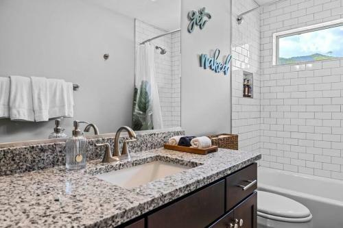Black Mountain Cottage W/ Hot Tub!