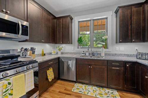 Black Mountain Cottage W/ Hot Tub!