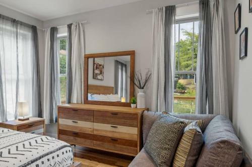 Black Mountain Cottage W/ Hot Tub!
