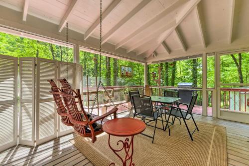Tranquil Creekside Cottage With Deck And Lanai