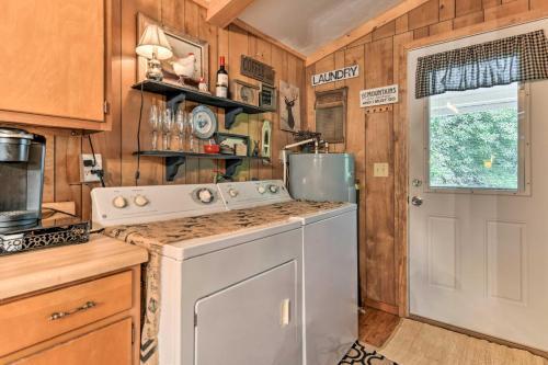 Tranquil Creekside Cottage With Deck And Lanai